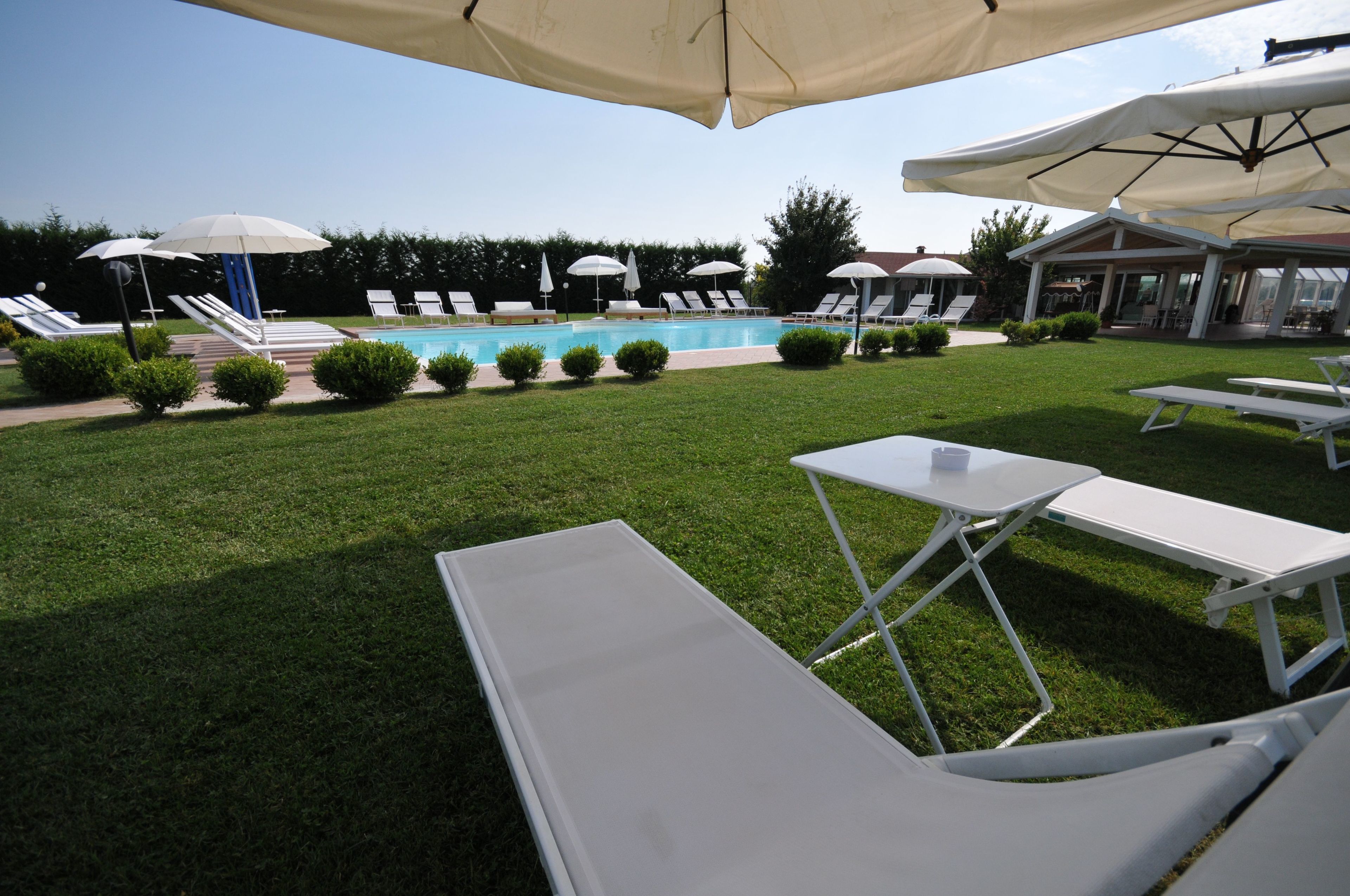 室内游泳池，室外游泳池，10:00 至 19:00 开放, 池畔遮阳伞, 日光浴躺椅