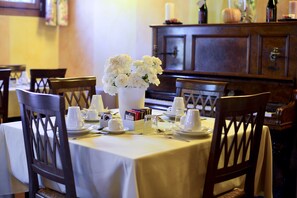 Tägliches inbegriffenes Frühstücksbuffet