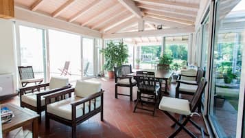 Piscina coperta, piscina all'aperto, ombrelloni da piscina, lettini