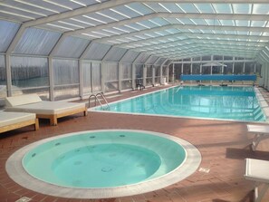 Innenpool, Außenpool, Sonnenschirme, Liegestühle