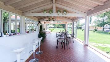 Bar accanto alla piscina