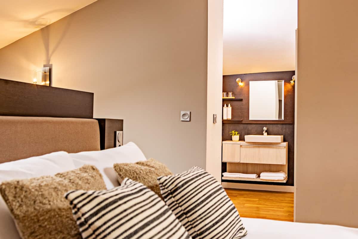 deluxe double room, private bathroom | bathroom | hair dryer, towels