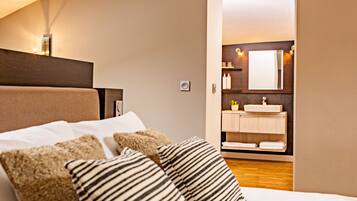 Habitación Deluxe doble, baño privado | Baño | Secador de pelo y toallas