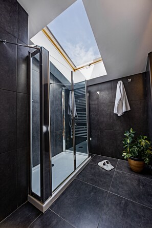 Deluxe Double Room, Private Bathroom | Bathroom | Hair dryer, towels