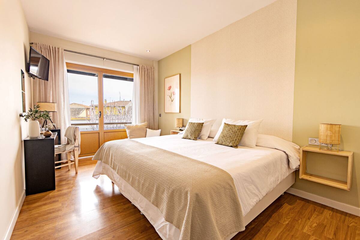 Standard Double Room, Private Bathroom | Desk, blackout drapes, soundproofing, free WiFi