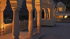 Il s'agit d'un bâtiment traditionnel doté d'arcs et de colonnes, qui est probablement un site historique ou culturel.