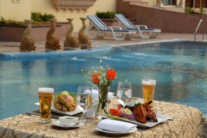 Outdoor pool, pool umbrellas - Rajasthali Resort and Spa (Amer)