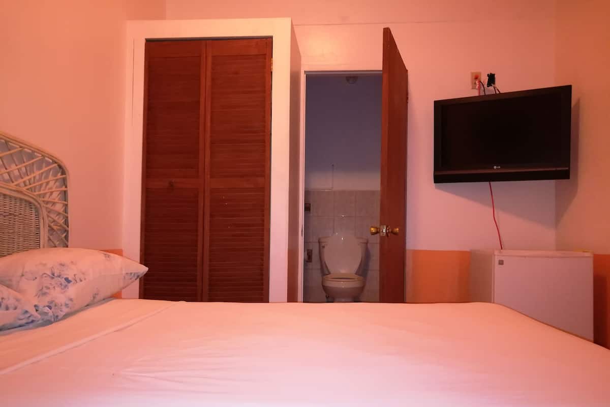 Standard Double Room with Shower | Wi-Fi gratuito, lenzuola