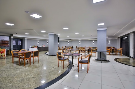 2 restaurantes, se sirve cena, cocina italiana
