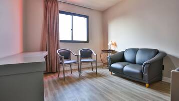 Minibar, individuell dekoriert, individuell eingerichtet, Schreibtisch