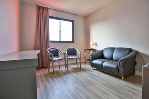 Minibar, individuelt dekorert, individuelt innredet og skrivebord