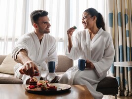 Roupas de cama premium, frigobar, cofres nos quartos