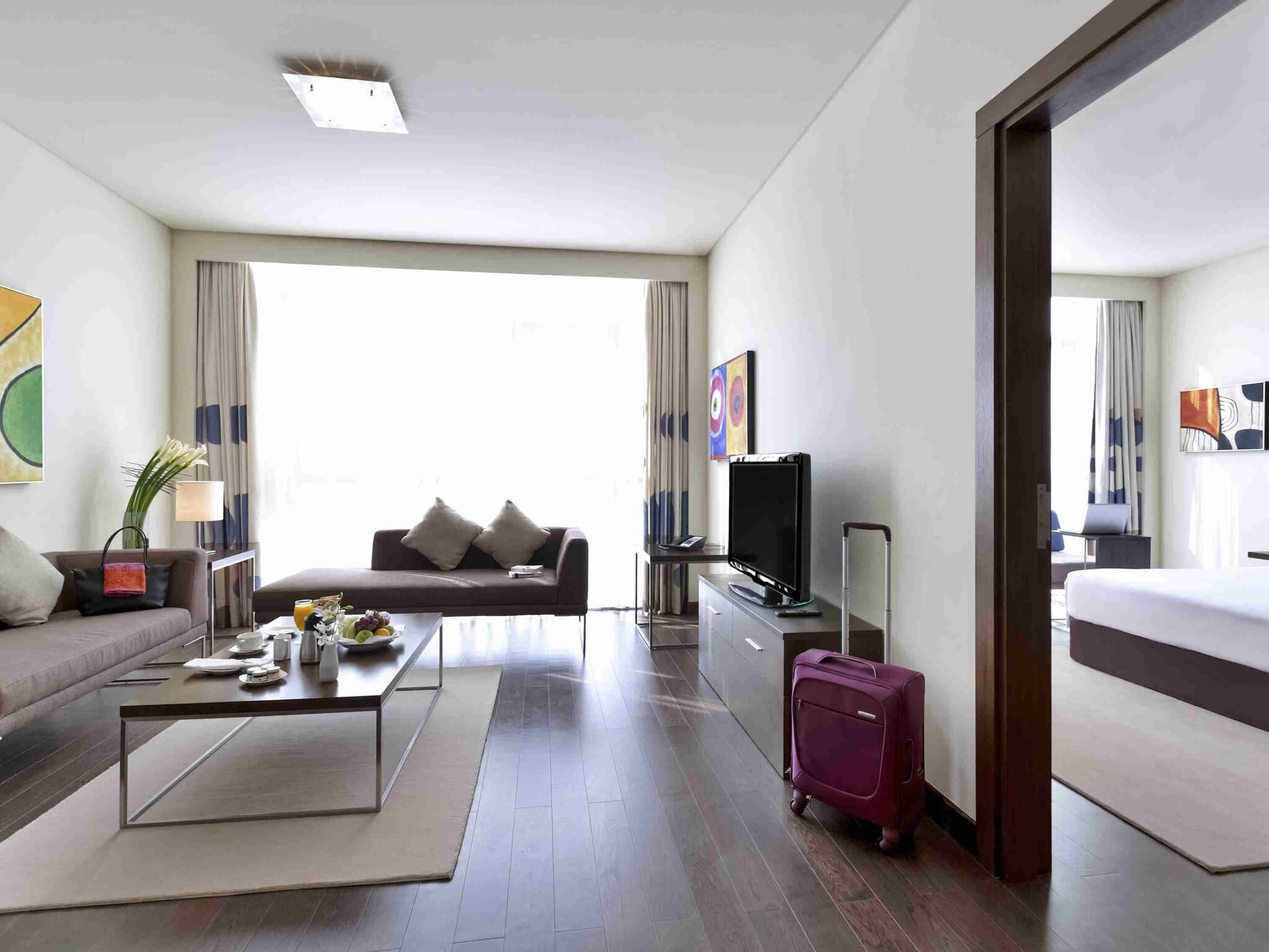 Ropa de cama de alta calidad, minibar, caja fuerte