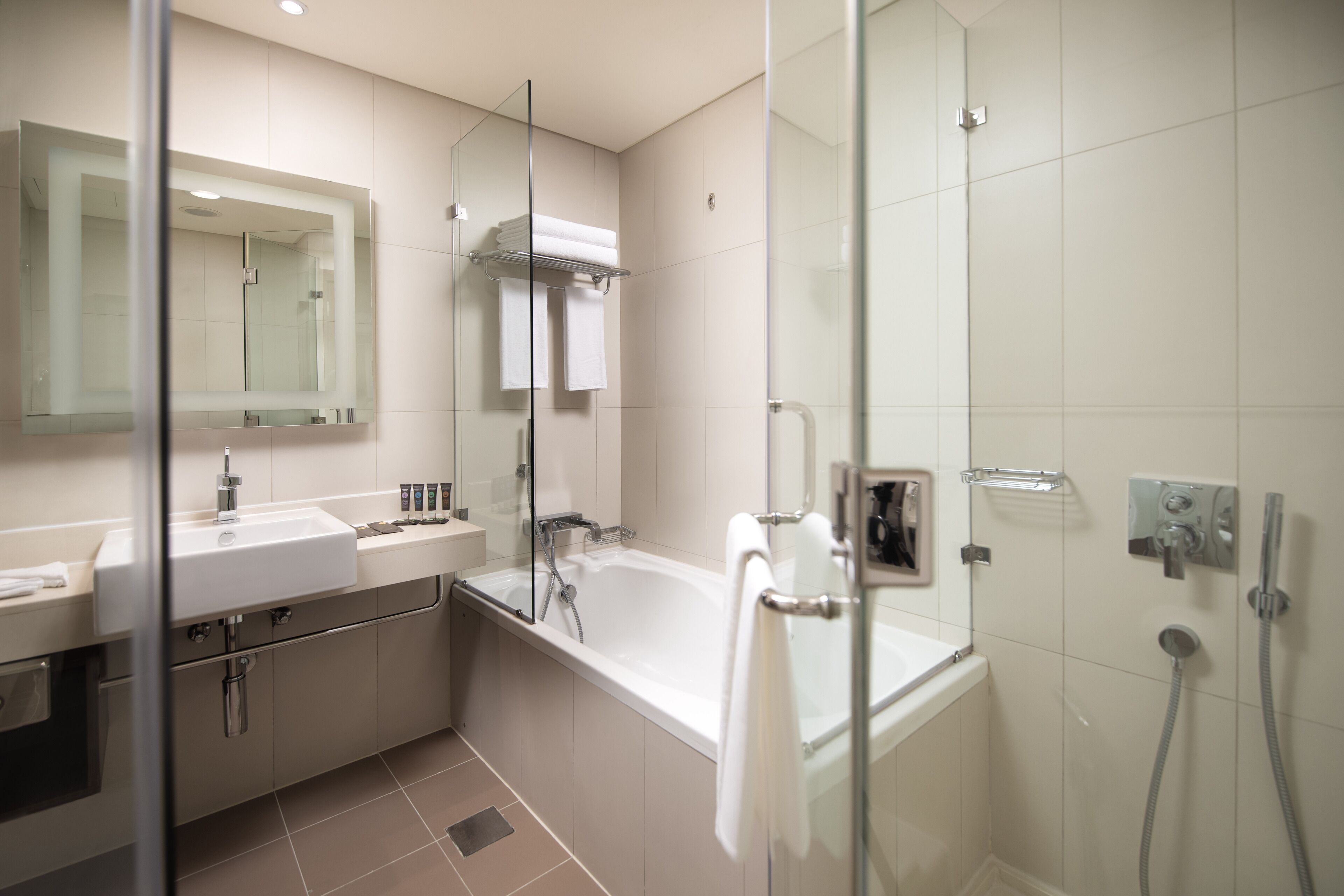 combined shower/bathtub, eco-friendly toiletries, towels