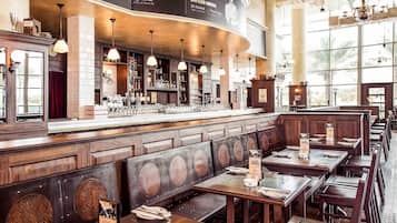 2 bares, bar junto a la piscina
