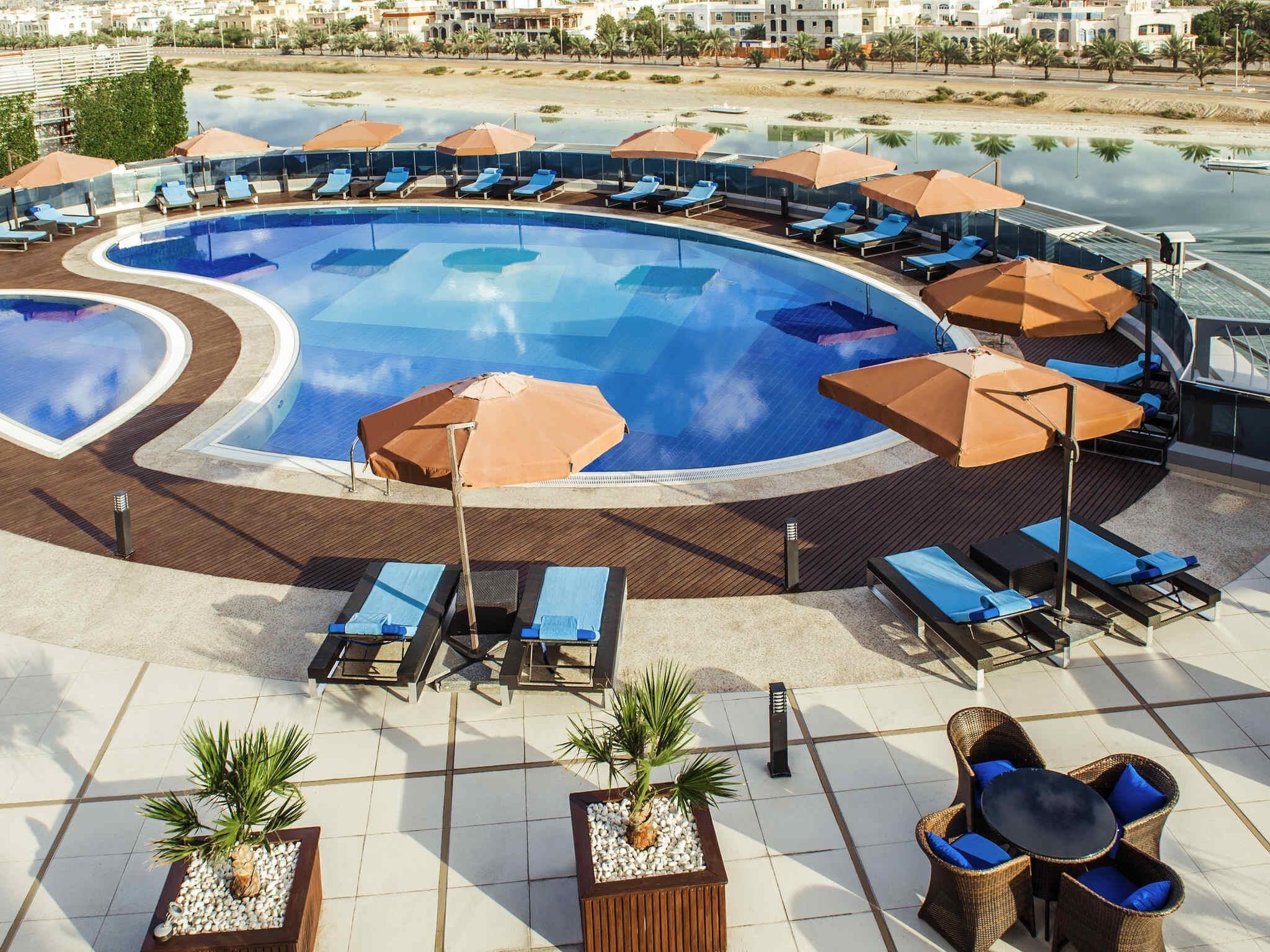 Piscine extérieure, parasols de plage, chaises longues