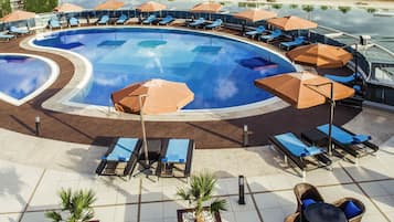 Piscine extérieure, parasols de plage, chaises longues