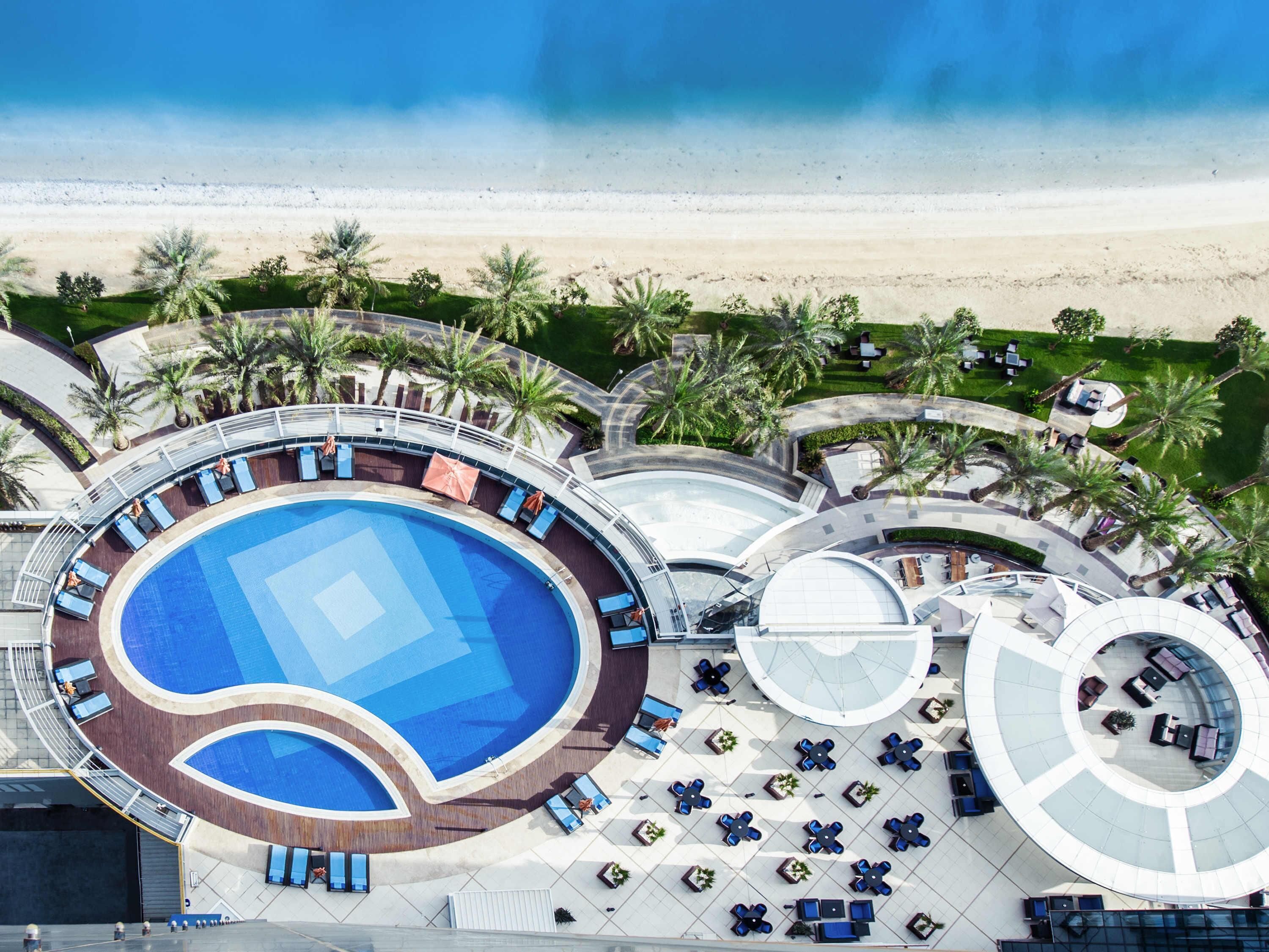 Piscine extérieure, parasols de plage, chaises longues