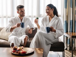 Roupas de cama premium, frigobar, cofres nos quartos