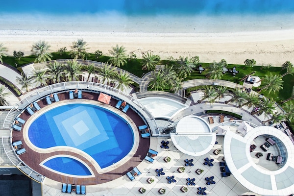 Hồ bơi ngoài trời, dù/ô trên bãi biển/hồ bơi, ghế dài tắm nắng