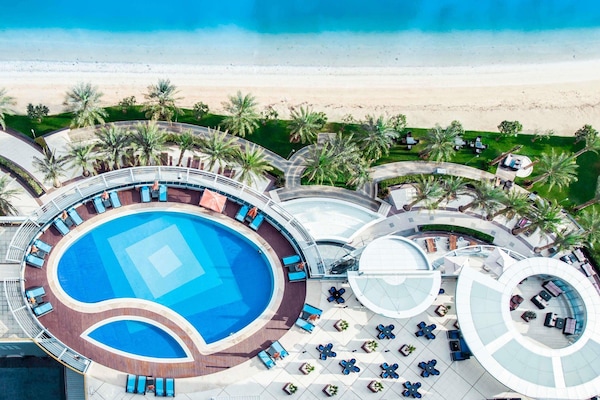 3 restaurantes; se sirve desayuno, almuerzo y cena; cocina italiana