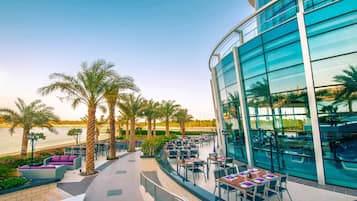 3 restaurantes; se sirve desayuno, almuerzo y cena; cocina italiana