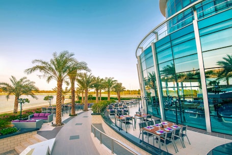 3 restaurants, breakfast, lunch, dinner served; Italian cuisine