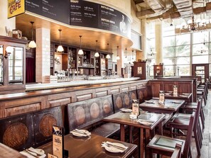 3 restaurantes; se sirven desayunos, almuerzos, cenas y cocina italiana