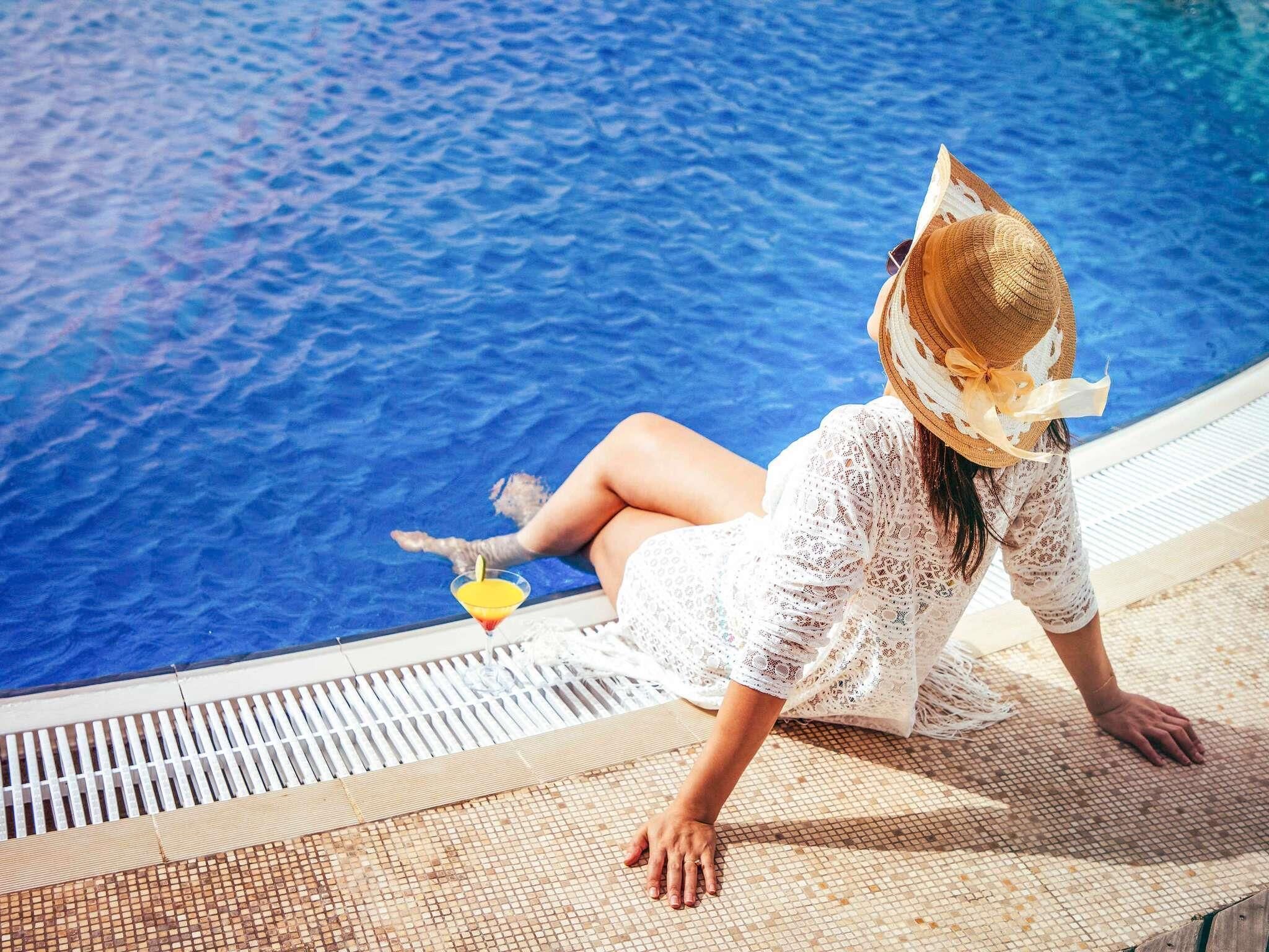 Piscine extérieure, parasols de plage, chaises longues