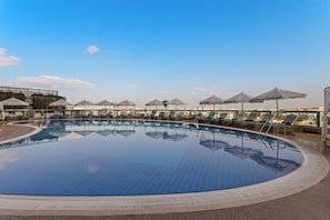 Outdoor pool, pool umbrellas, sun loungers