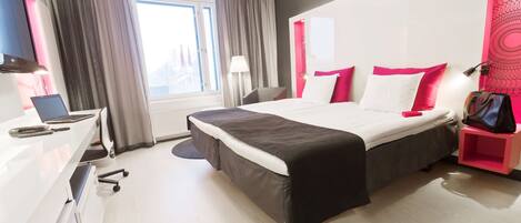 Standaard kamer | Een minibar, een kluis op de kamer, een bureau, geluiddichte muren