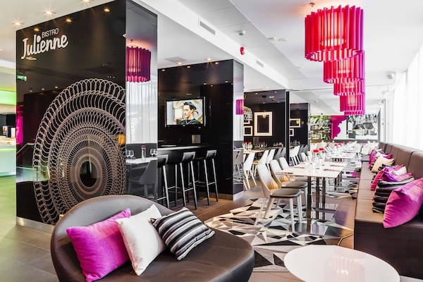 Se sirven desayunos, almuerzos y cenas (con mesas al aire libre)