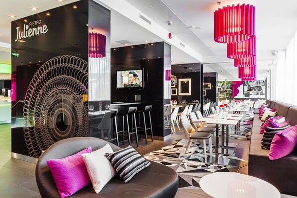 Serveert ontbijt, lunch, diner, openlucht dineren