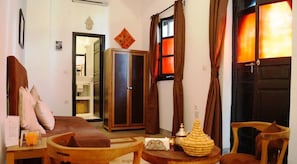 Suite Familiale, salle de bains attenante, niveau Exécutif | Coin séjour