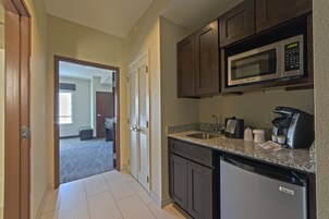 套房, 1 间卧室, 无障碍 | 防过敏的被褥、办公桌、笔记本电脑工作区、遮光窗帘