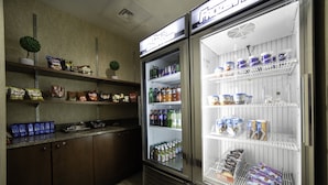Vitrina refrigerada con diversos alimentos y bebidas.