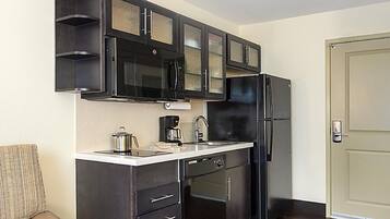 Studio Suite | Premium bedding, down comforters, pillowtop beds, desk