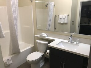 Deep-soaking bathtub, hydromassage showerhead, free toiletries