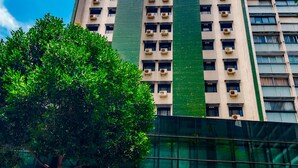 A hotel with a modern facade, large windows, and a prominent entrance. - Hotel Augusta Boulevard (São Paulo)