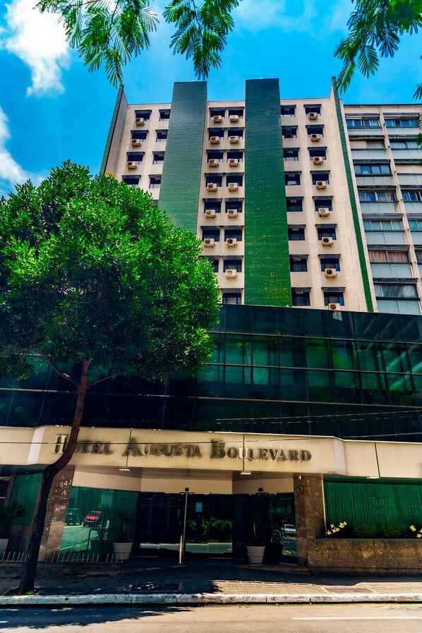 Fachada de la propiedad