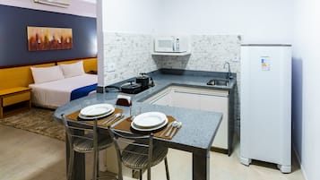 Deluxe Studio, 1 Double Bed | Private kitchen | Fridge, microwave, blender, cookware/dishes/utensils