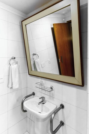 Ducha, artículos de tocador gratuitos, secador de pelo, toallas