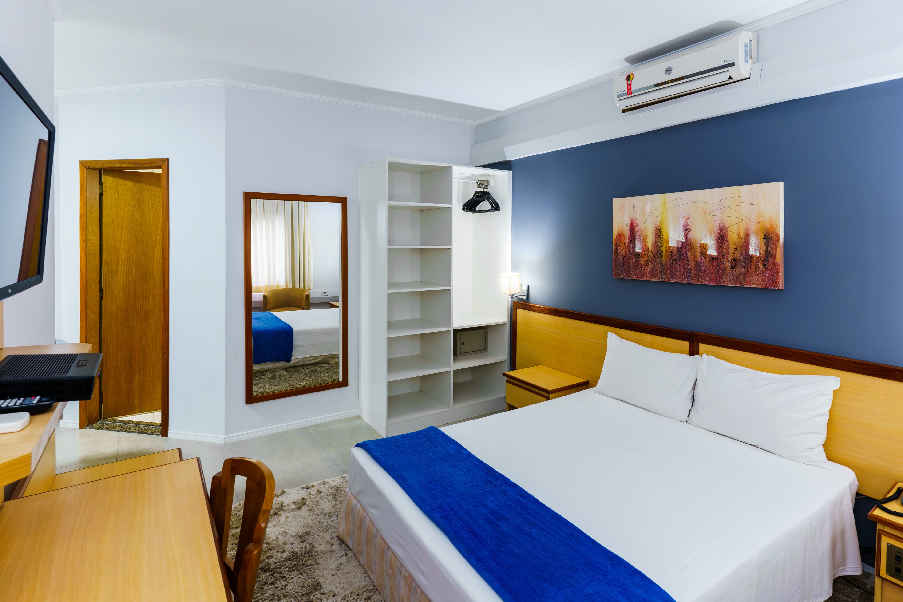 Deluxe studio, 1 tweepersoonsbed | Hypoallergeen beddengoed, een minibar, een kluis op de kamer, een bureau
