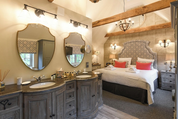 Ivy Main House | Didekorasi berbeda-beda, setrika/meja setrika, dan Wi-Fi gratis