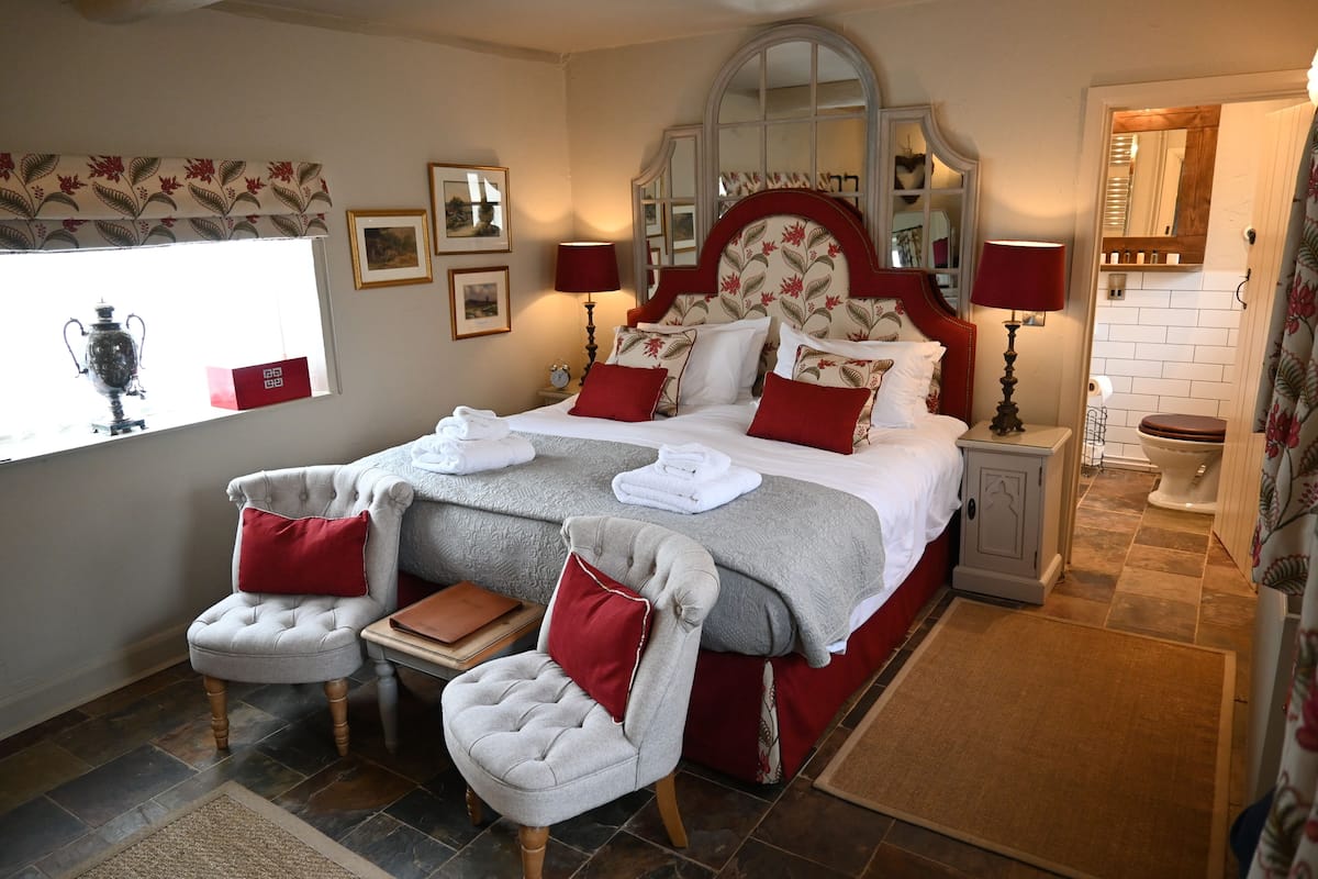 Mulberry | Individually decorated, iron/ironing board, free WiFi