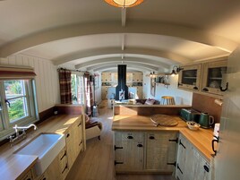 Una cocina amplia con armarios de madera, una isla grande y un horno empotrado.