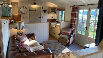 Shepherd's Hut | Individually decorated, iron/ironing board, free WiFi