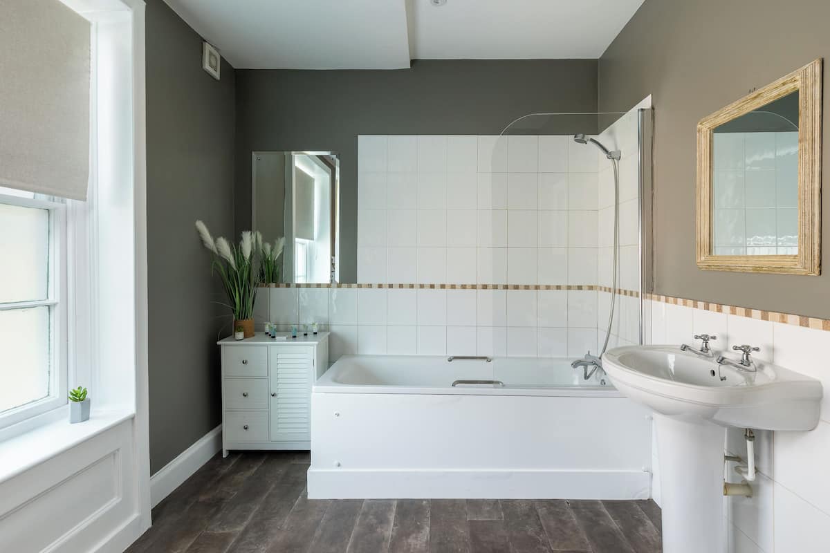 deluxe double room, ensuite | bathroom | free toiletries, hair dryer, towels, soap