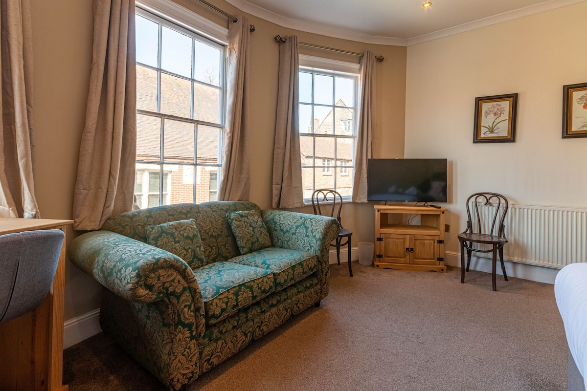 egyptian cotton sheets, premium bedding, laptop workspace, free wifi