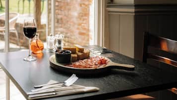 Petit déjeuner et dßner servis sur place